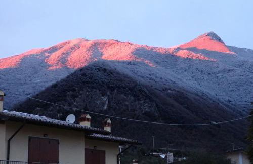 Casa con ampio terrazzo, vista lago e giardino - Foto 27