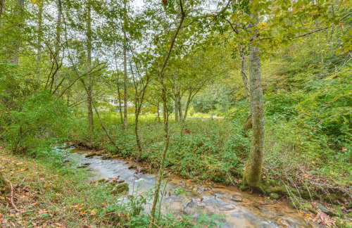 Enchanting Creekside Cottage with Hot Tub - Foto 27
