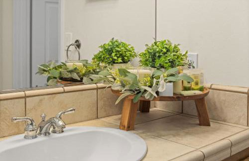 Spacious 4BR 3BA Home KING Suite Pool Sleeps 8 - Photo 24