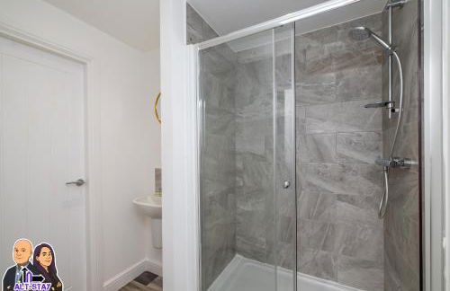 Elizabeth by Alt-Stay - 2 Bed En-Suite House - Parking, WiFi & King Bed - Contractors & Relocations - Weekly & Monthly Rates - Foto 9