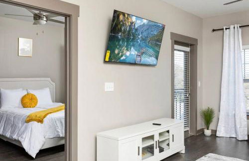 1Br Uptown, Pool, Wine, near Convention Center_311 - Photo 13