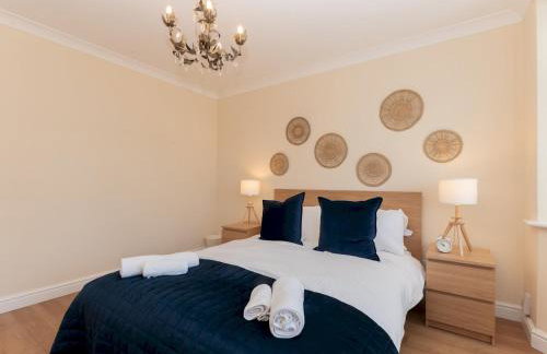 Pass the Keys Stunning Spacious Chessington Gem with Parking - Photo 25