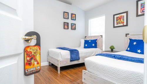 Magical 5-Bedroom Retreat w/ Pool, 3 Ensuite Bedrooms, Near Disney, and Internet! - Foto 3