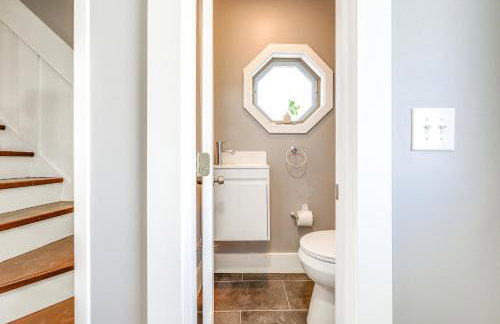 half Mi to Dtwn and Harbor Park Home with Large Yard! - Foto 10