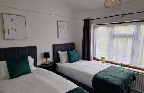 Stylish 4BR House, Sleeps 7, High-Speed Wi-Fi, Long Stay Friendly - Foto 19