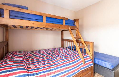 Casa Lindíssima e Espaçosa com 2 Piscinas - Adulto e Infantil, Perto da Praia, Opção da Piscina Adulto Aquecida Cobrado à Parte, 4 Quartos Frente as Piscinas, Área Gourmet Completa com Churrasqueira, Forno e Fogão a Lenha, Mesa de Bilhar, Lareira na Sala - Photo 32