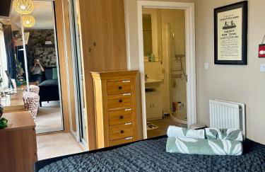 4 bed Townhouse with spectacular views 4 miles from Cardiff 10min drive or train journey to city centre - Photo 21