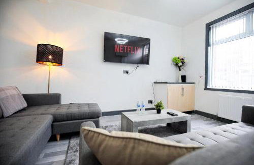 Dixon House, Sleeps 6, Free Parking, Long or Short Stays - by NMB Property - Photo 13