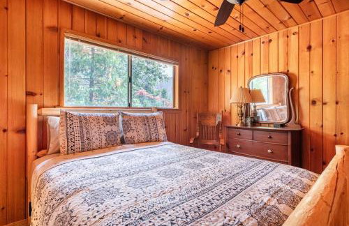 Sequoia Retreat- Spacious Cabin, Hot tub, & Sundeck - Foto 14