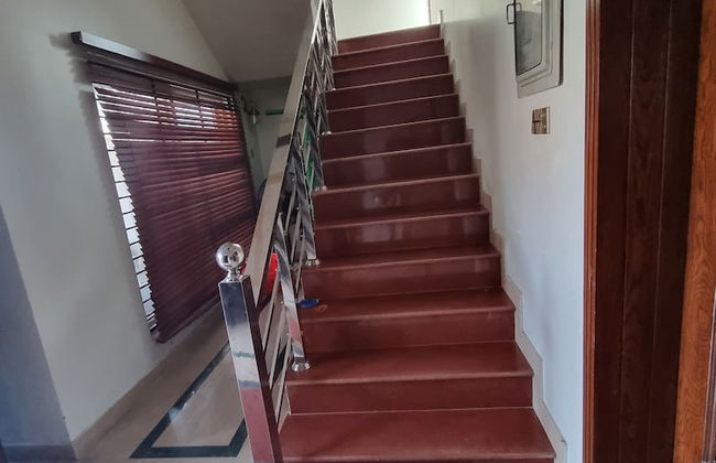 Impeccable 4-bed Villa in Gujrat - Photo 18