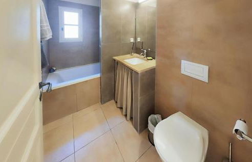 Nice Home In Saint-Laurent-De-La-Ca With Wifi - Foto 18