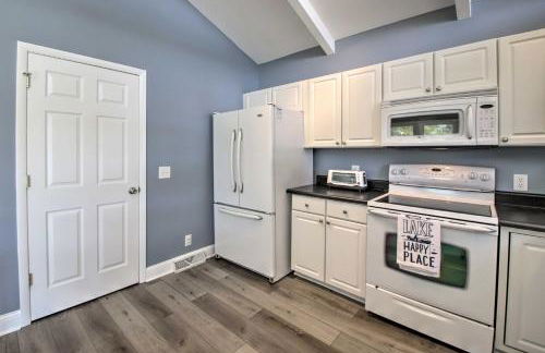 Benton Harbor Lake House with Dock and Fire Pit! - Foto 8