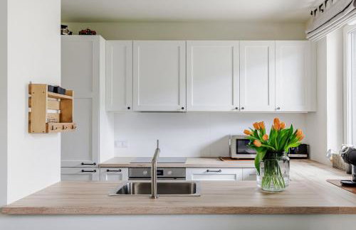 Elegant apartment with private garden, AC and garage, near airport - Foto 28