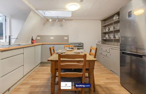 Spacestation Four 4 Bedroom Serviced Apartment By AltoLuxoExperience Short Lets & Serviced Accommodation With Free Wifi - Foto 16