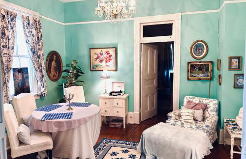 4BR 3 BA HUGE, Balcony, Cemetery, Streetcar sleeps 8! - Photo 30