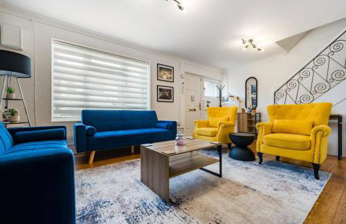 Stylish 3-Bed Home - 5 min walk to ExCeL - Free Parking - Near O2 & Canary Wharf - Photo 1