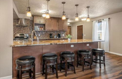 Theatrical Escape South Hill Home near Downtown - Foto 1