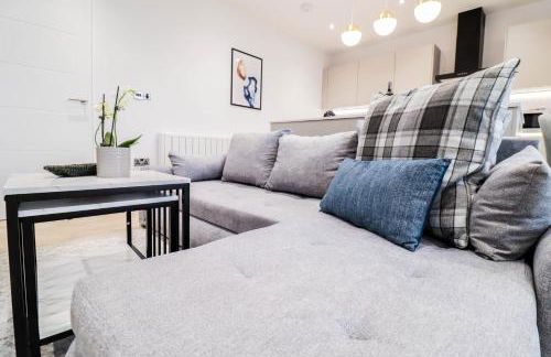 The Abbey Apartment - 1BR Apt with Dedicated Workspace, Fast Wifi & Stylish Kitchen Island & Free Secure Underground Parking - Foto 77