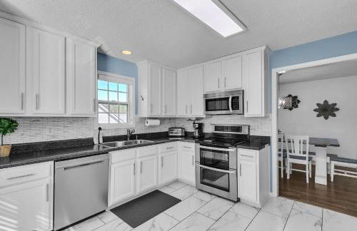 Modern 6BR Haven with Playroom, Gym & Deck! home - Photo 15