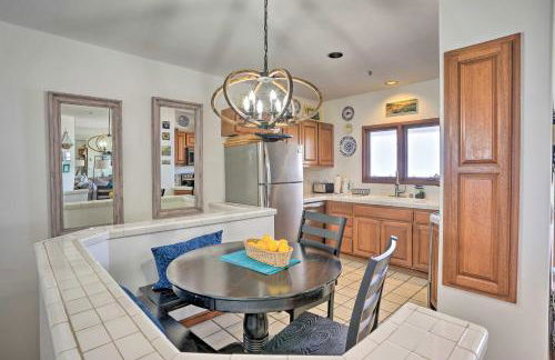 Quiet Avalon Getaway Villa with Ocean View and Balcony - Foto 10