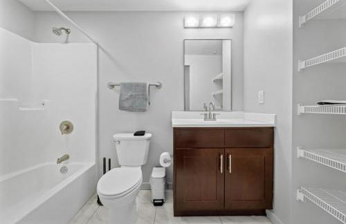 Cozy 2BR Getaway, King Bed, Free Parking - Foto 42