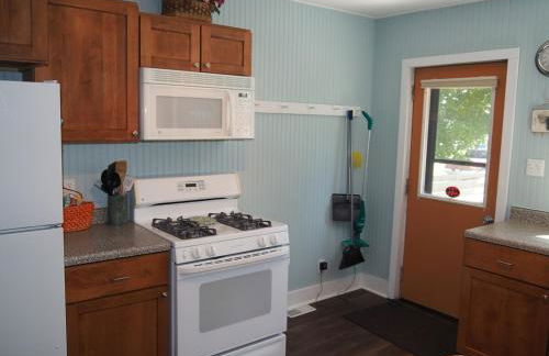 The Cute & Cozy - Lower Apt - Great Location! - Photo 21