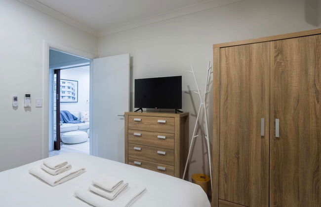 Beautiful Pet Friendly 1BR Cottage With Patio - Photo 1