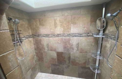 Spacious 3 BR with Pool Minutes Away from Lake - Foto 10