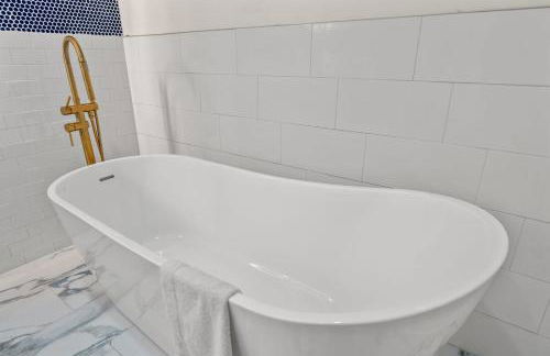 Sunshine House #1-Selfie-Friendly - Steps to Beach - Foto 37