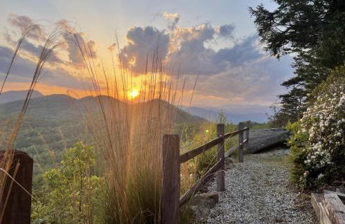 A Celestial Chalet Pets, Hot Tub & Mountain View - Photo 10