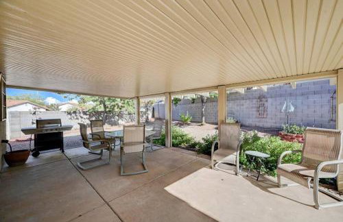 Cozy Getaway with King Bed, BBQ & Spacious Backyard - Photo 20