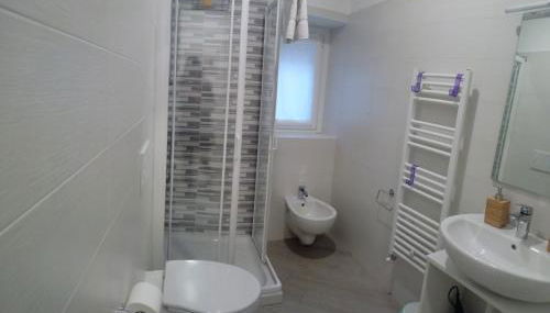 BelSorriso Varese 2 - Elegance City Residence with Private Parking -Reservation Required- - Foto 3, towels, Shower