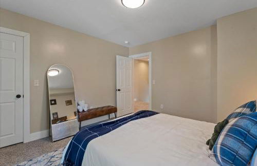 5bd Movie Theater - 7mins to UND - Backyard BBQ - Foto 68