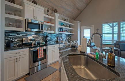 Waterfront, Shared Boat Dock & Pool w/ Views Ariels Grotto by Avantstay - Foto 24