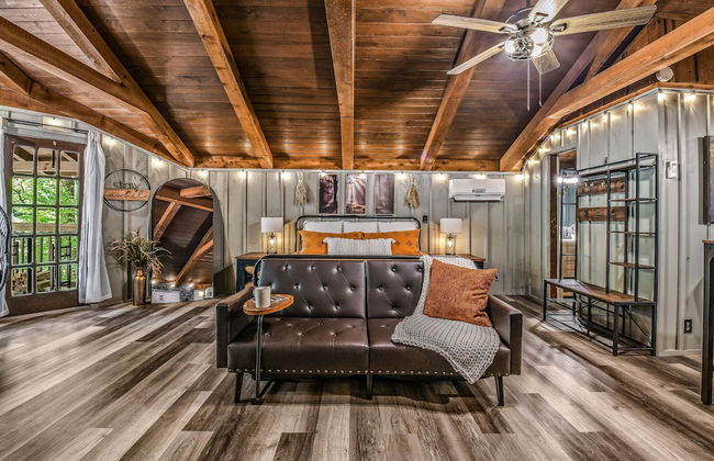 Light'n Bug Bungalow 1 Bedroom Cabin by RedAwning - Photo 24