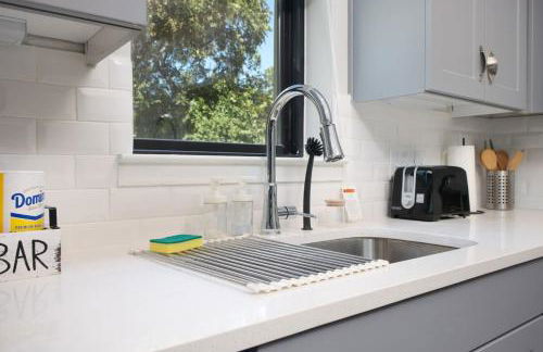 2BR Escape w Parking&Pool, Near Rvrwlk & Conv Ctr - Foto 73