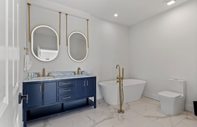 Luxurious Home with Theatre Room - Foto 27