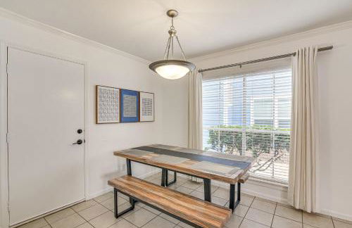 Less Than 1 Mi to Beach Galveston Condo with Fenced Patio - Foto 7