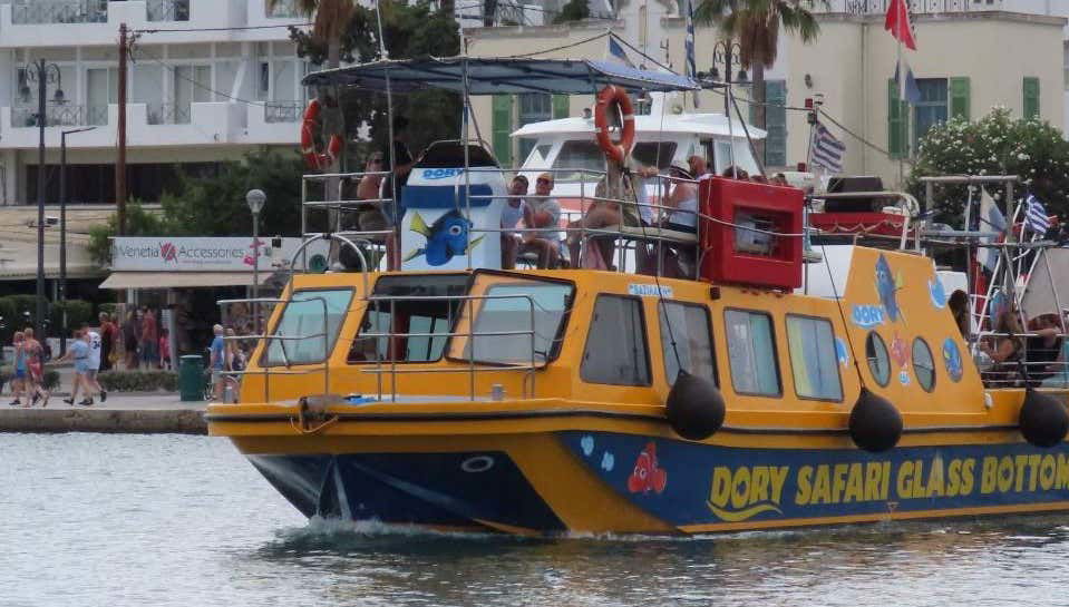 Paseo en barco con fondo de cristal por Cos