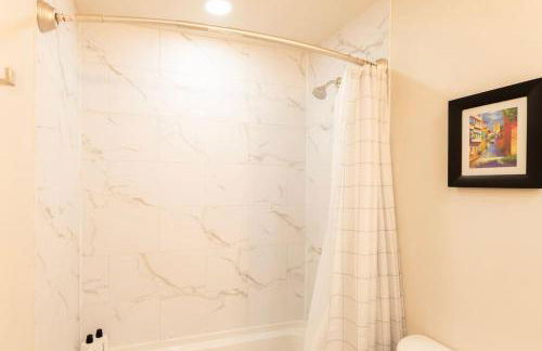 King Comfort - Bright and Modern 1BR Stay in Dunlap - Foto 23