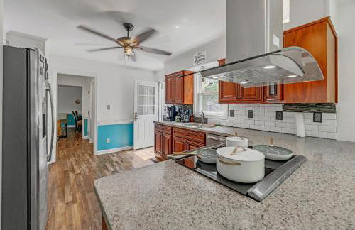 Firepit Games Grill Hot Tub Arcade & King Bed - Photo 74