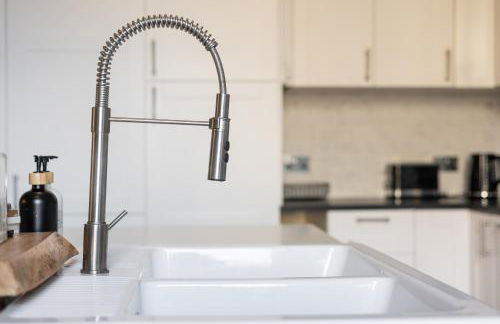 Extravagant 6 Bed Victorian Townhouse with Hot Tub - Photo 24