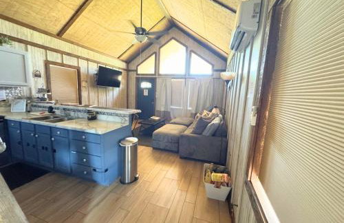 Rustic Chic Alabama Cabin w Loft Fire Pit Pet Friendly Fenced Yard Lake Guntersville - Lucky Lodge - Foto 19