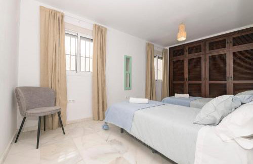 Preciosa Casa con Jardin y Piscina Privada en el Puerto de santaMaria - Photo 40