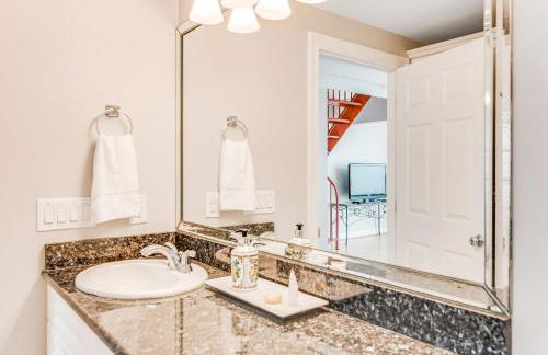 Dog-friendly beachfront dream with a wet bar & two furnished balconies - Foto 34