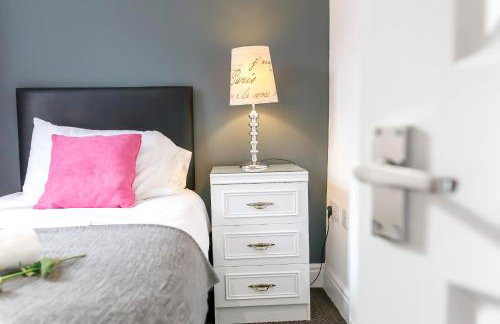 Bright and Well-Kept 3-Bed Property! Free Parking - Foto 39