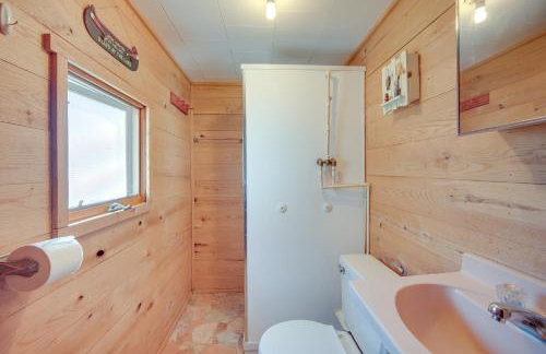 Stone Lake Cabin with Private Deck and Fire Pit! - Foto 11