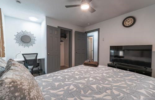 Cozy retreat minutes from stadiums - Photo 14