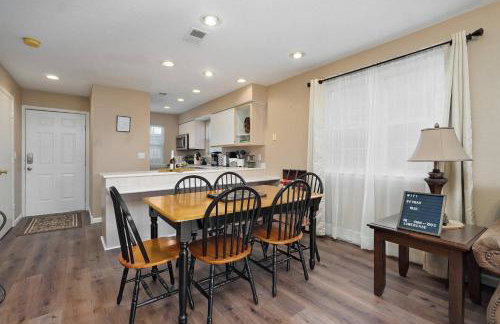 Retreat @ the Hills w/ Pets and Game Room - Foto 16