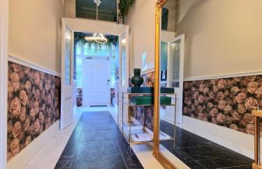 Stunning Hyde Park Home with Private Balcony & Lift Elevator Access - Foto 33